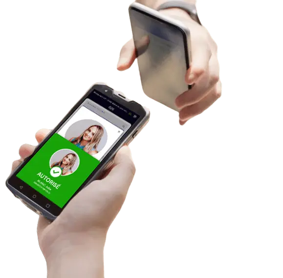 Un opérateur scanne un pass d'accréditation avec Qomeet Access : le terminal affiche « Autorisé » et la photo de la personne