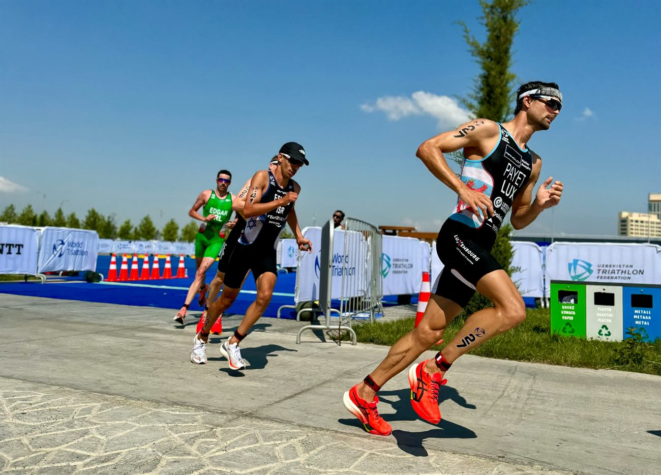 Triathlètes en course à pied sur la partie finale d'un triathlon