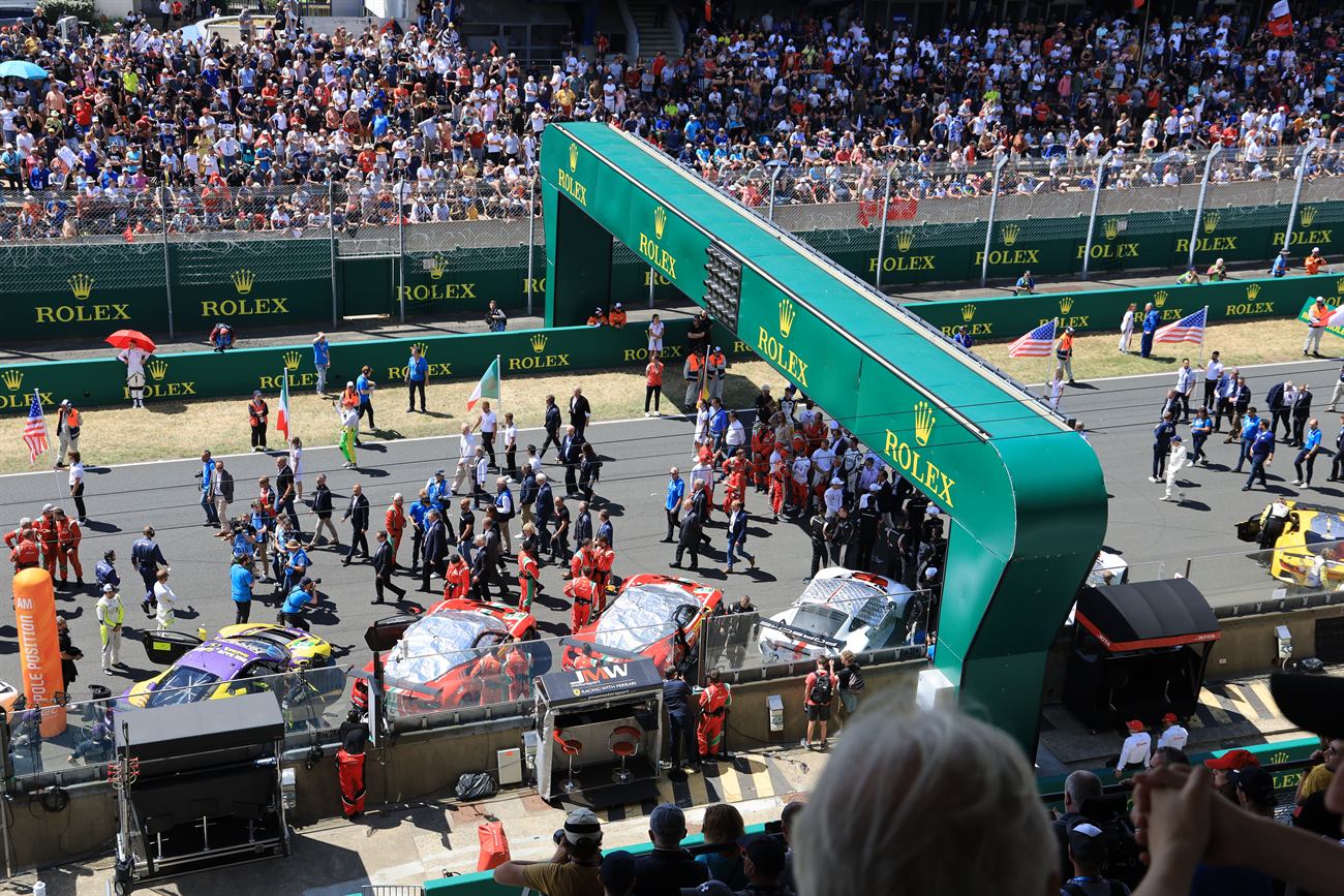 Grille de départ des 24h du Mans sous l'arche Rolex